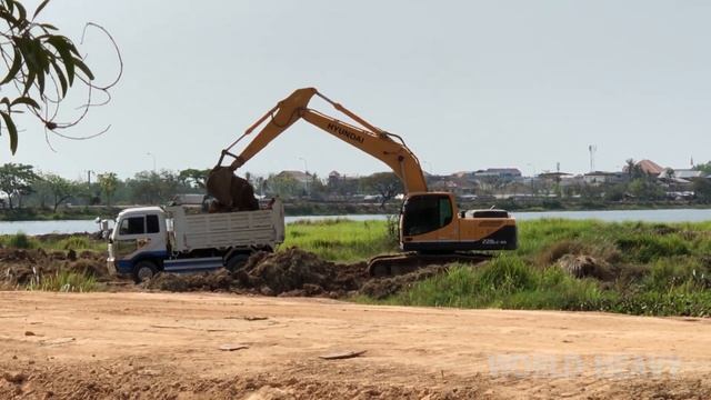 HYUNDAI Excavator 220lc And Dump Truck At Work смотреть онлайн