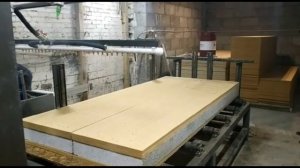 Производство СИП-панелей с легким бетоном — нанесение полиуретанового клея