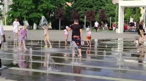 Пенза! Дети развлекаются у фонтана!