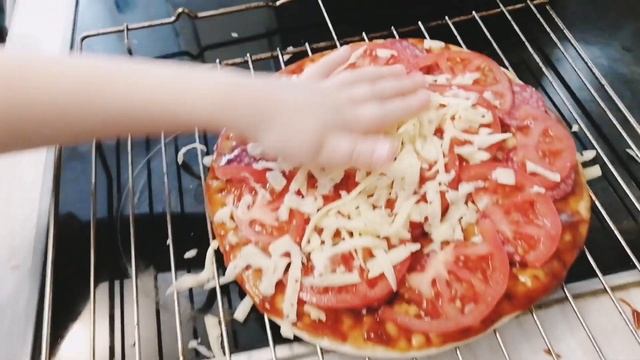 Ребенок готовит пиццу смотреть онлайн