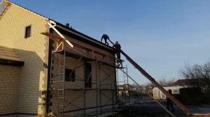 Подъем металлочерепицы на крышу