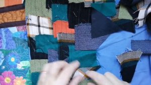 Коврик сшит из плотных тканей, которые плохо подходят для печворка.