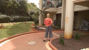 Расклешенные укороченные брюки с высокой талией.