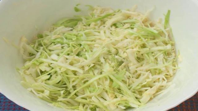 Салат с капустой, морковью, огурцом и помидорами