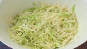 Салат с капустой, морковью, огурцом и помидорами