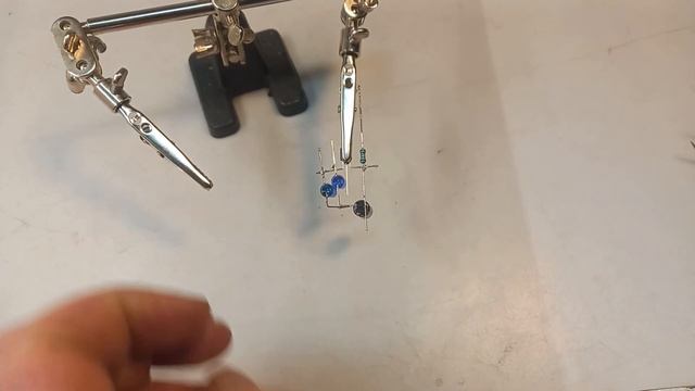 Flashing LED circuit without IC- Схема мигающих светодиодов без микросхем смотреть онлайн