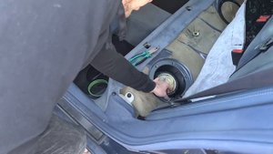 Проблема запаха бензина в салоне w211. Причина и устранение. резинка бензонасоса.