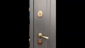 Арочная входная дверь в частный дом с зеркальным стеклом. Эффектно и не дорого.