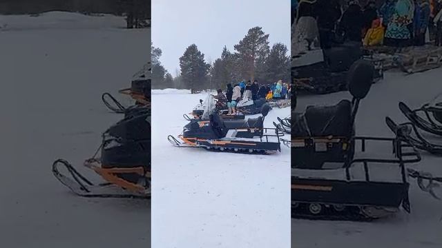 Первые участники гонок на оленьих упряжках стартуют