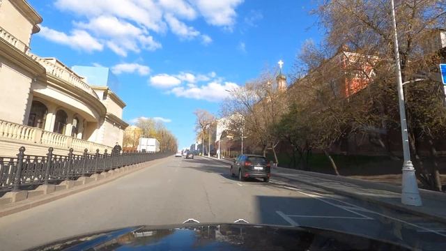 По центру Москвы во время карантина. Болотная, Кремль, Бульварное кольцо смотреть онлайн