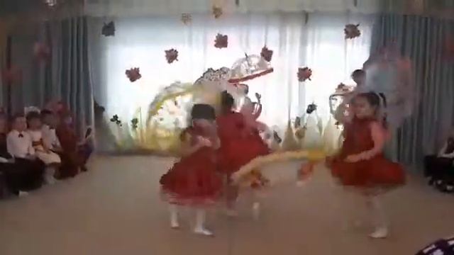 Танец София танцует с зонтиком смотреть онлайн