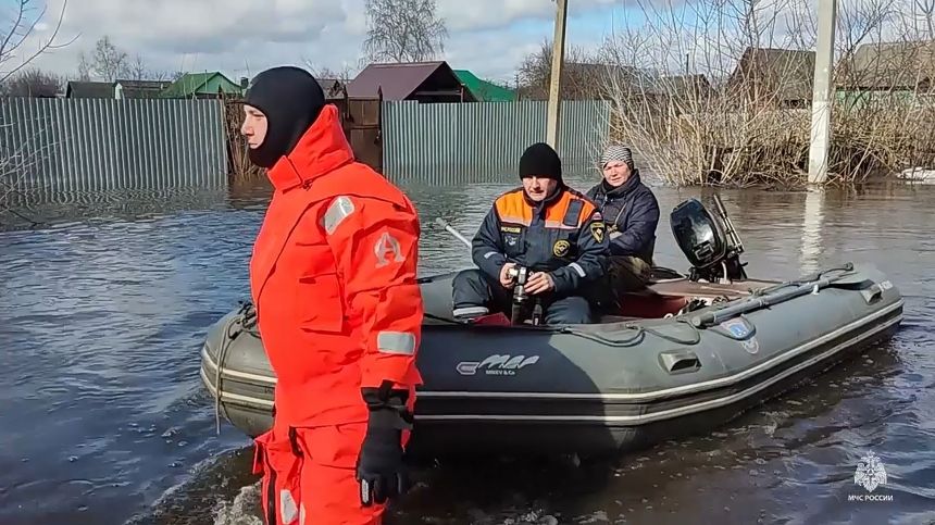 Дома в Ульяновской области уходят под воду из-за резкого таяния снега