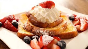 Сладкий и мягкий французский тост, поздний завтрак в домашнем кафе