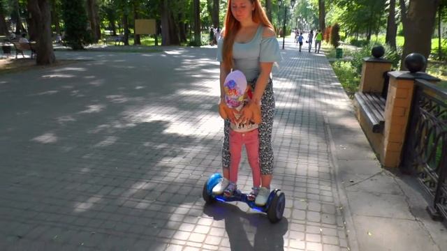 Тая учится кататься на роликах. Кто умеет кататься на гироскутере, катайтесь с нами. Гуляем в парке смотреть онлайн