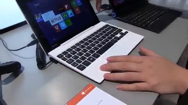 Toshiba Satellite Click Mini 8.9" 2-in-1 Hands on at CES 2015 смотреть онлайн