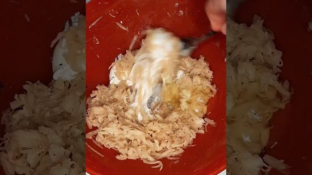 Готовим драники со шпикачками ? и зелёным луком ? Ням-ням ? смотреть онлайн