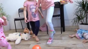 Ева, Лиза и София хотят играть но папа сильно устал и хочет спать. Что же им делать?