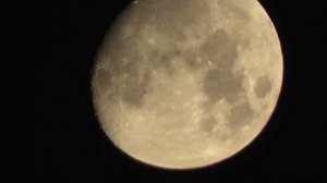 НЛО на фоне Луны пролетает с низу в верх. 20 августа 2021.