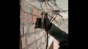сварка медных проводов в распределительной коробке / сварка скруток