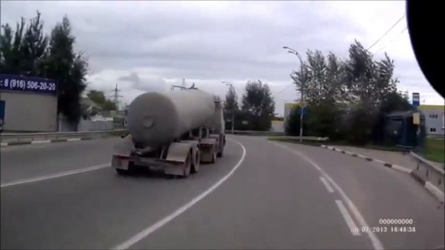 Мотоциклист выехал на встречку смотреть онлайн