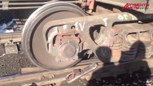 Тормозной башмак останавливает ж д  вагоны