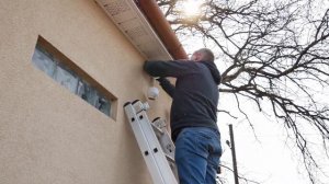 Устанавливаем купольную камеру Dahua на монтажную коробку.