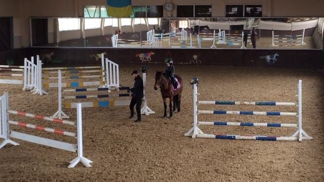 Ева самостоятельно управляет лошадью смотреть онлайн