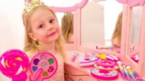 Настя меняет наряды и просит косметику у папы