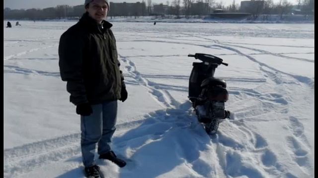 Скутер Yamaha jog катание по речке зимой. Украина, г. Канев. смотреть онлайн