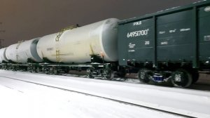 Тепловоз ТЭМ18ДМ-601 совершает маневры с грузовым составом