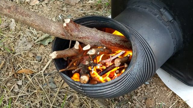 一斗缶で自作した暖かいロケットストーブ - 煙突の廃熱が冬キャンプの暖房になる смотреть онлайн