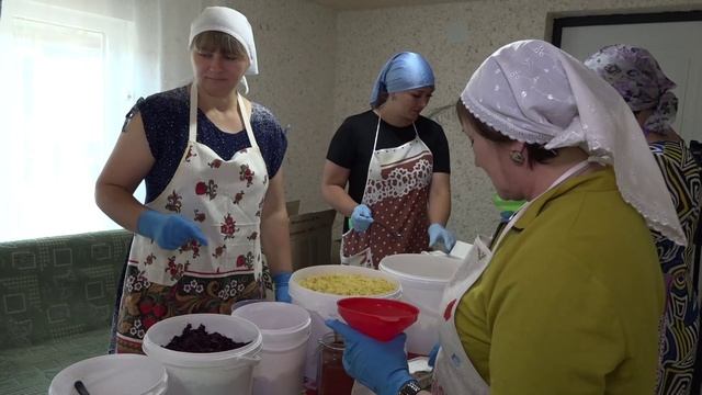 В Зеленчукском районе КЧР волонтеры готовят сухие обеды для участников СВО
