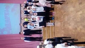 Мы поем всем классом песню Маленькая страна