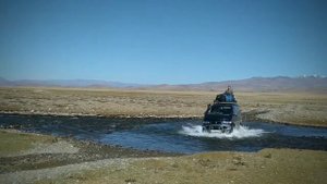 Брод через реку Юстыт на внедорожнике, Горный Алтай