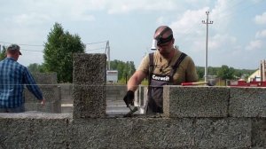 Строю дом из арболита ( армирую подоконный ряд)
