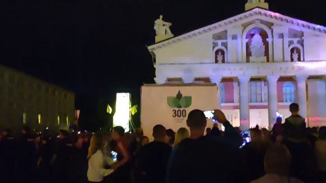 Арсений смотрит шоу 3D-mapping на фасаде Драмтеатра. 300 лет Нижнему Тагилу. День города смотреть онлайн