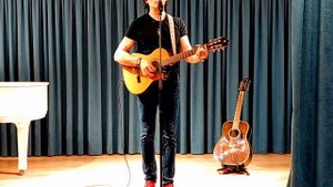 Поиграй 🎸🌧💃со мной гроза " кавер на гитаре #guitar #гитара #cover #зырянов