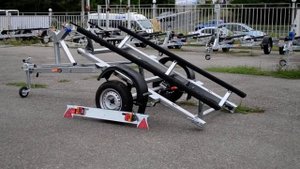 ПРИЦЕП ОДНООСНЫЙ САМОСВАЛьный для перевозки гидроциклов, катеров и лодок ПВХ. Модель ССТ-7132-13.