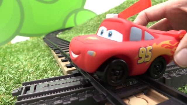 Видео про гонки по грязи и спасение тачки Молния Маквин смотреть онлайн