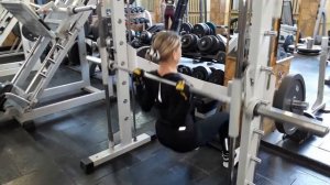 Присед в машине Смита на пятках