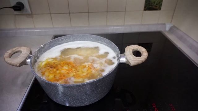 Острая горшница с охотничьими колбасками.