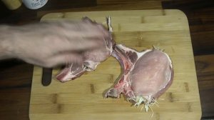 Свиные котлеты на косточке с хрустящей корочкой, фаршированные сыром и колбасой