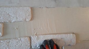Укладка декоративного камня под белый кирпич.
