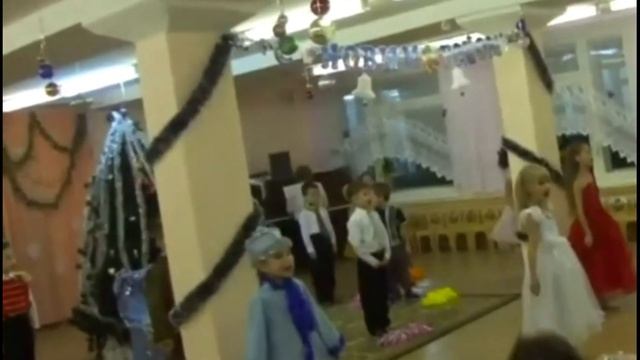 "А сегодня пусть сказочный миг ненадолго вас в детство вернёт"-поют дети смотреть онлайн