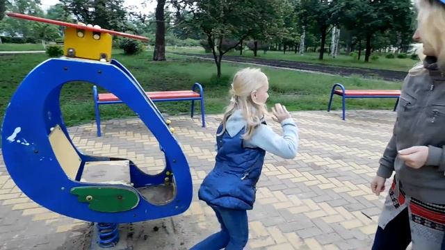 Играем на детской площадке которая нам попалась на пути смотреть онлайн
