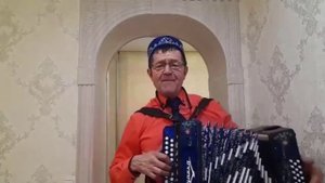 Дальнобойщик красиво поёт и играет на гармони