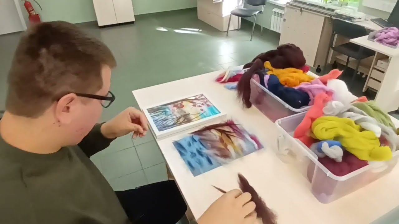 Пятиминутка в студии шерстяной акварели текстильной мастерской.