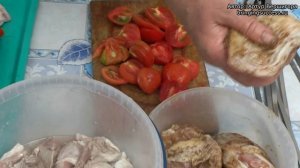 Делаем шашлык из свинины и шашлык из курицы (видео рецепт)