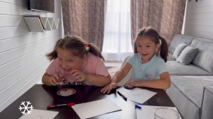 Веселый челлендж ☺️рисуем закрытыми глазами ☺️ Страна девчонок Варя и Ксюша?