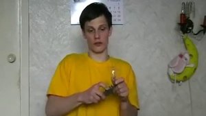 Лампочку засунуть в рот